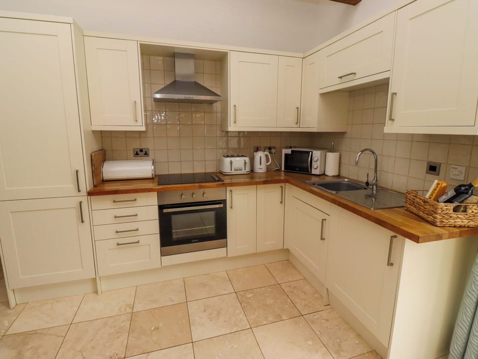 Cottage | Private kitchen | Fridge, electric kettle, toaster, cookware/dishes/utensils
