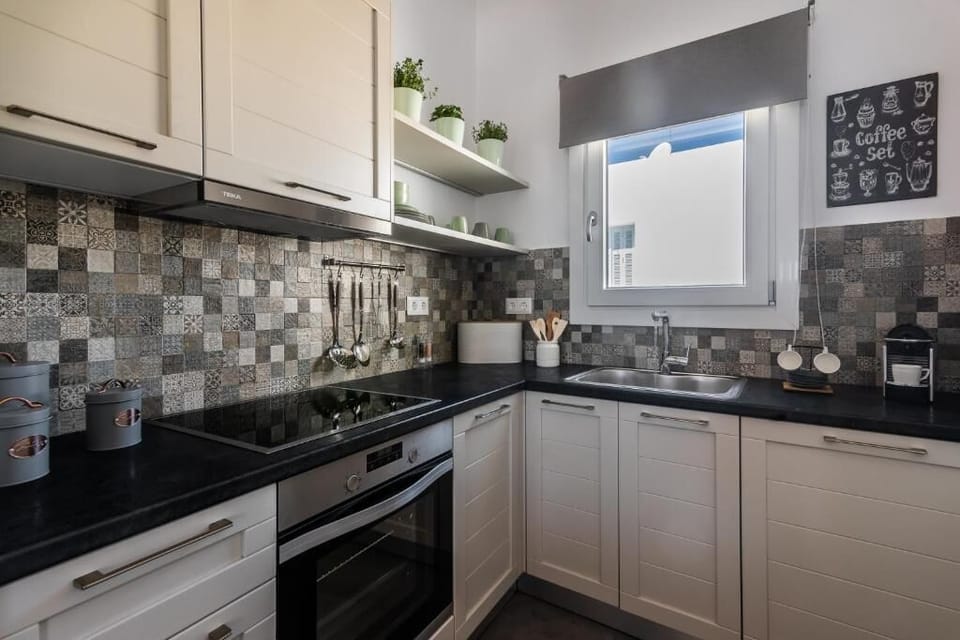 Comfort Apartment, 2 Bedrooms, Balcony, Sea View | Private kitchen | Cookware/dishes/utensils