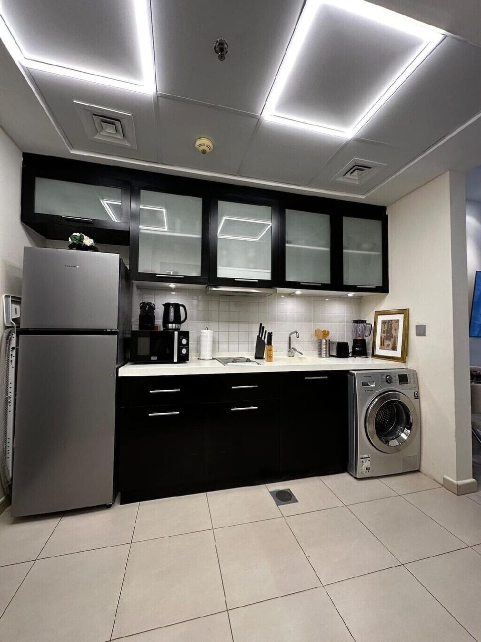 Deluxe Studio, 1 King Bed, Sea View | Private kitchen | Coffee/tea maker