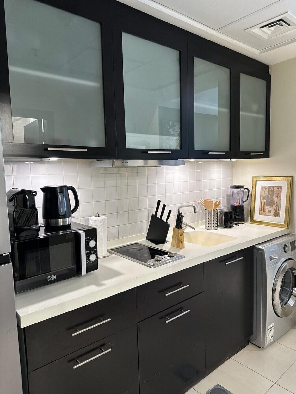 Deluxe Studio, 1 King Bed, Sea View | Private kitchen | Coffee/tea maker