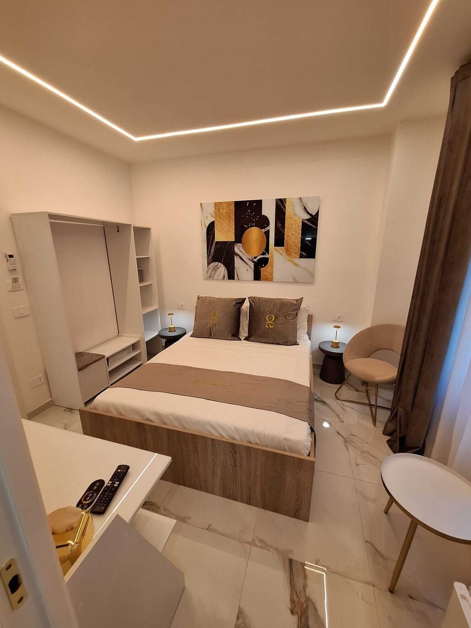Basic Room, Courtyard View | Down comforters, in-room safe, desk, soundproofing
