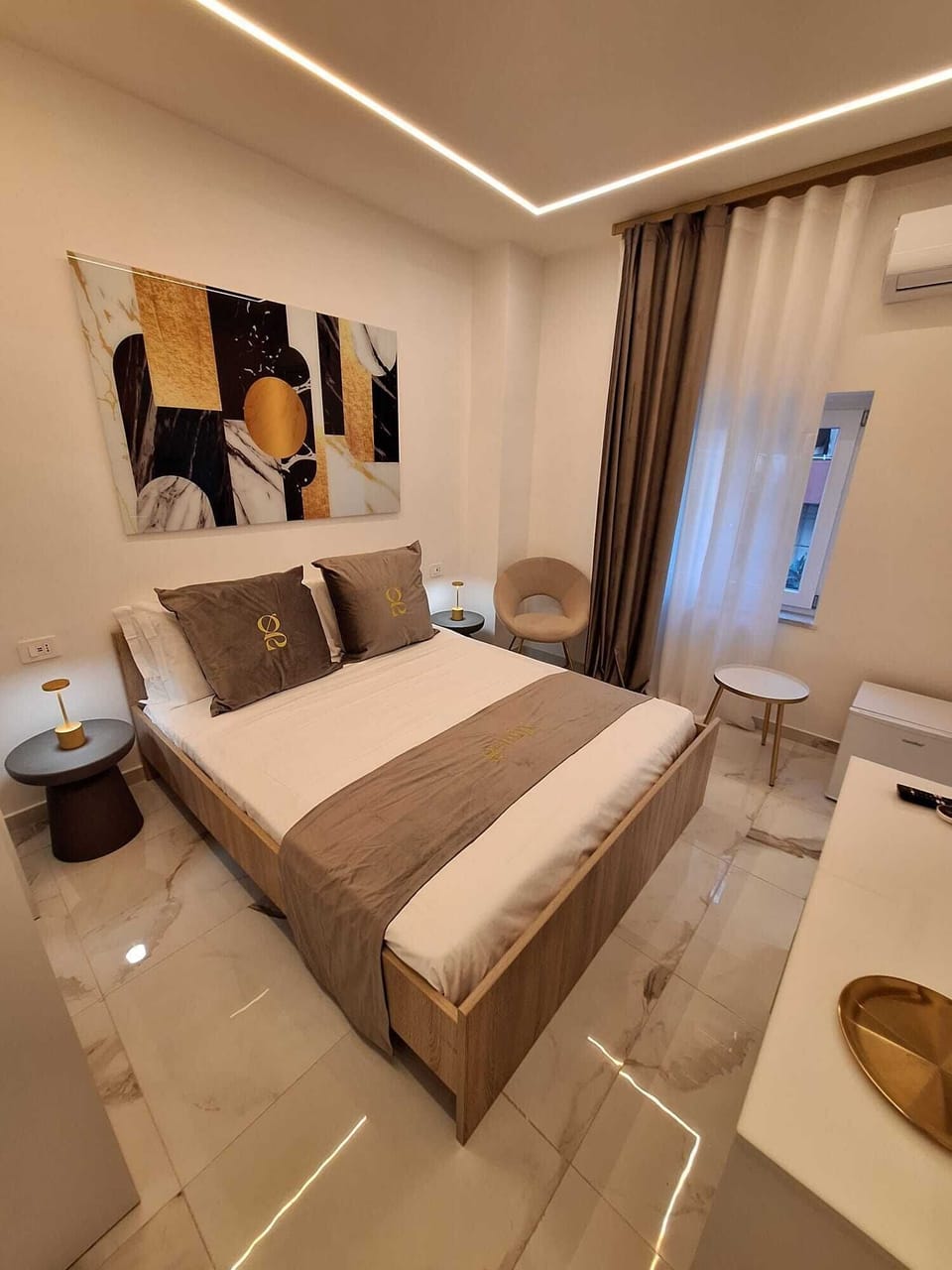Basic Room, Courtyard View | Down comforters, in-room safe, desk, soundproofing