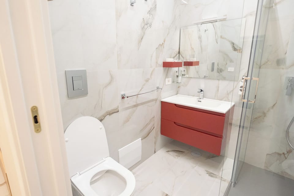 Basic Double Room, Harbor View | Bathroom | Shower, rainfall showerhead, hair dryer, bidet