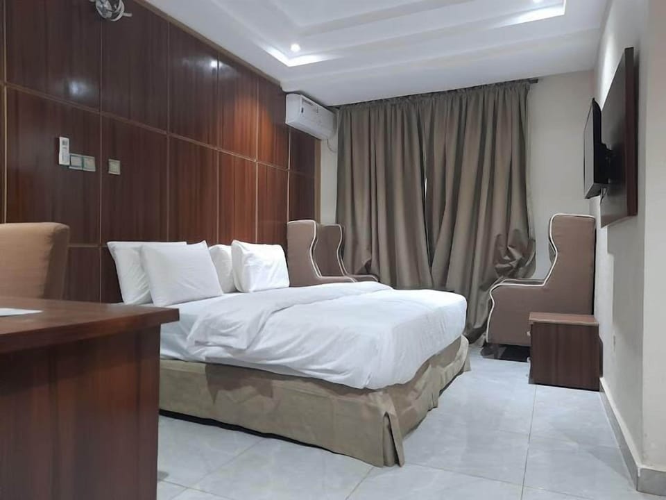 Deluxe Room, Balcony, City View | Desk, laptop workspace, soundproofing, free WiFi
