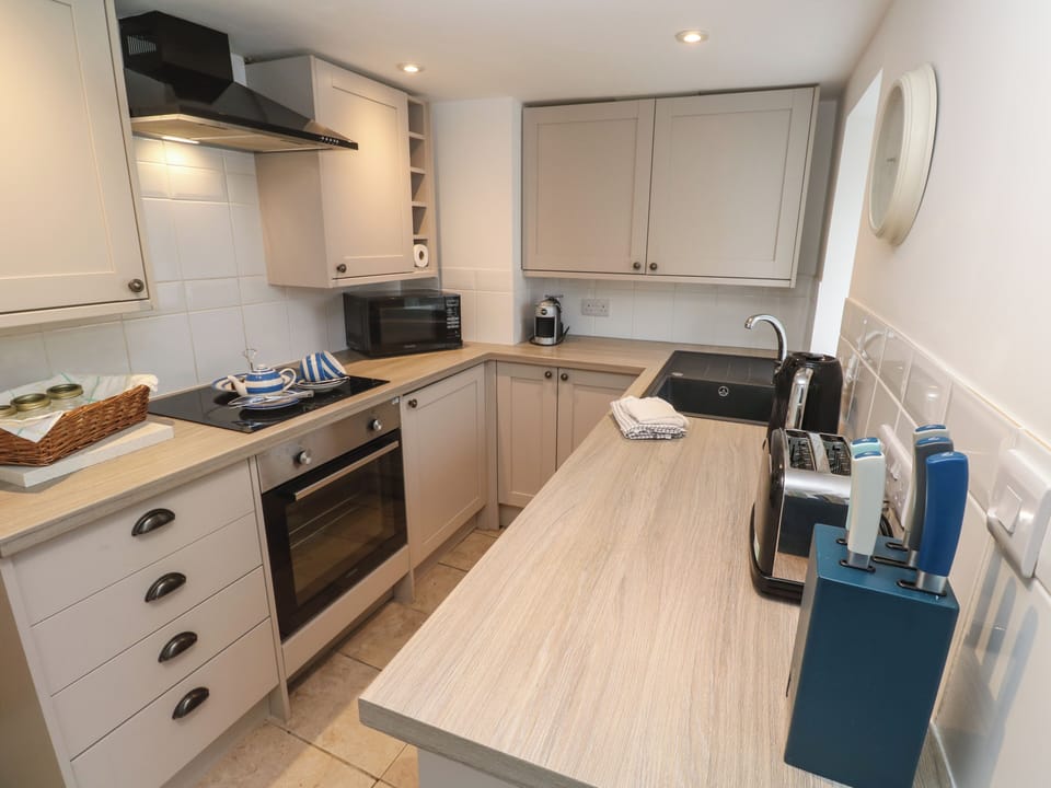 Fridge, microwave, dishwasher, cookware/dishes/utensils