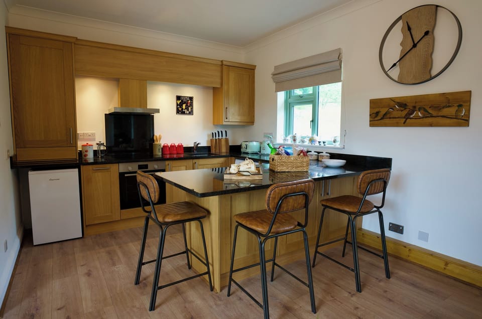 Cottage | Private kitchen | Fridge, microwave, oven, stovetop