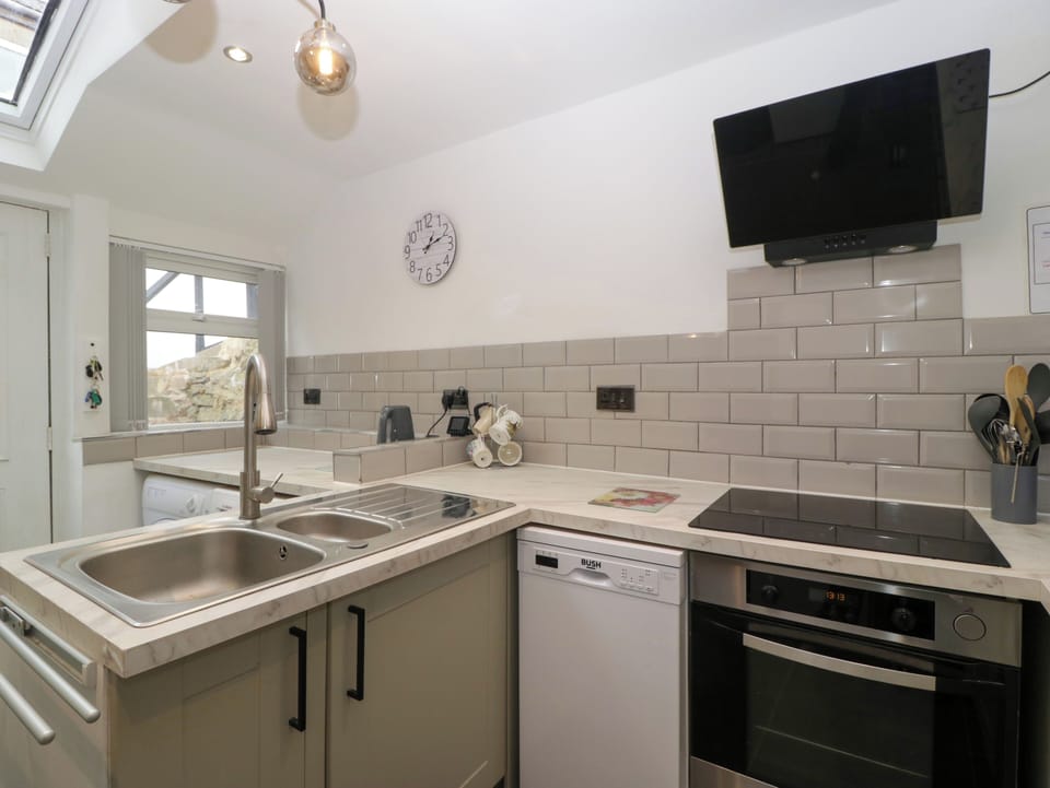 Dishwasher, cookware/dishes/utensils