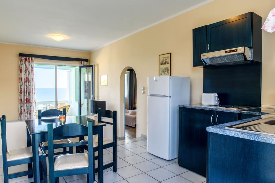 Full-size fridge, stovetop, coffee/tea maker, electric kettle