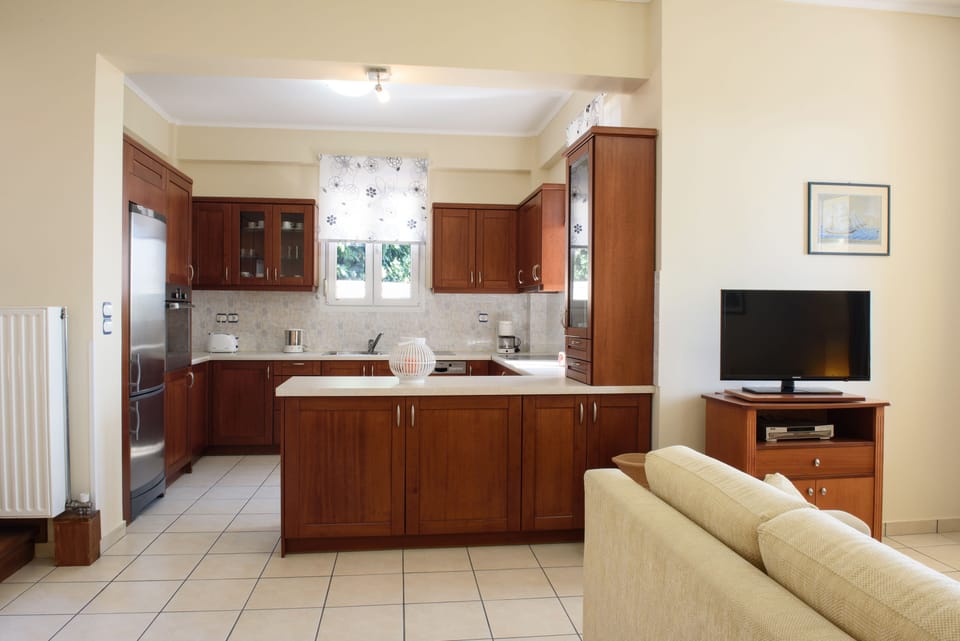 Family House, 4 Bedrooms, Sea View (Maisonette) | Living area | 26-inch TV with satellite channels, DVD player