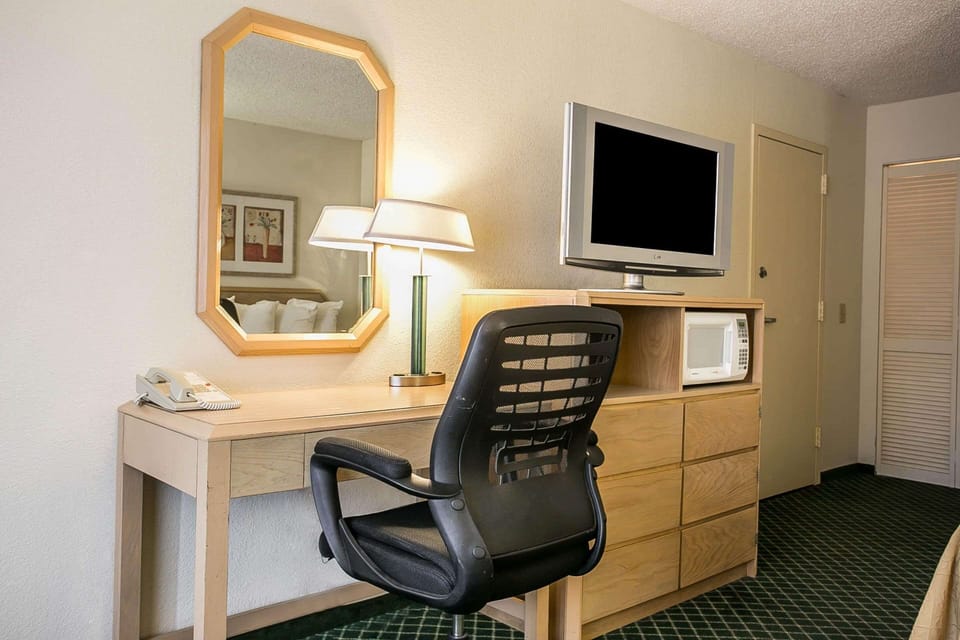Laptop workspace, iron/ironing board, free WiFi