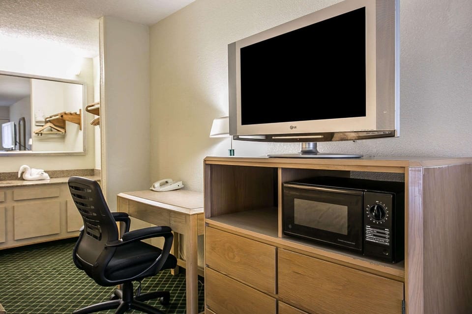Laptop workspace, iron/ironing board, free WiFi
