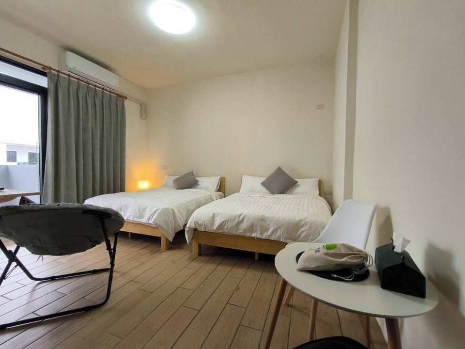 Deluxe Quadruple Room | Laptop workspace, free WiFi