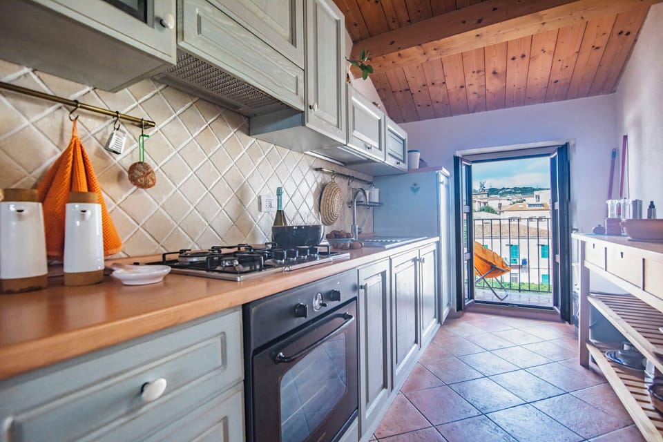 Family Studio (Una Mansarda Nell'isola) | Private kitchen | Fridge, oven, stovetop, coffee/tea maker