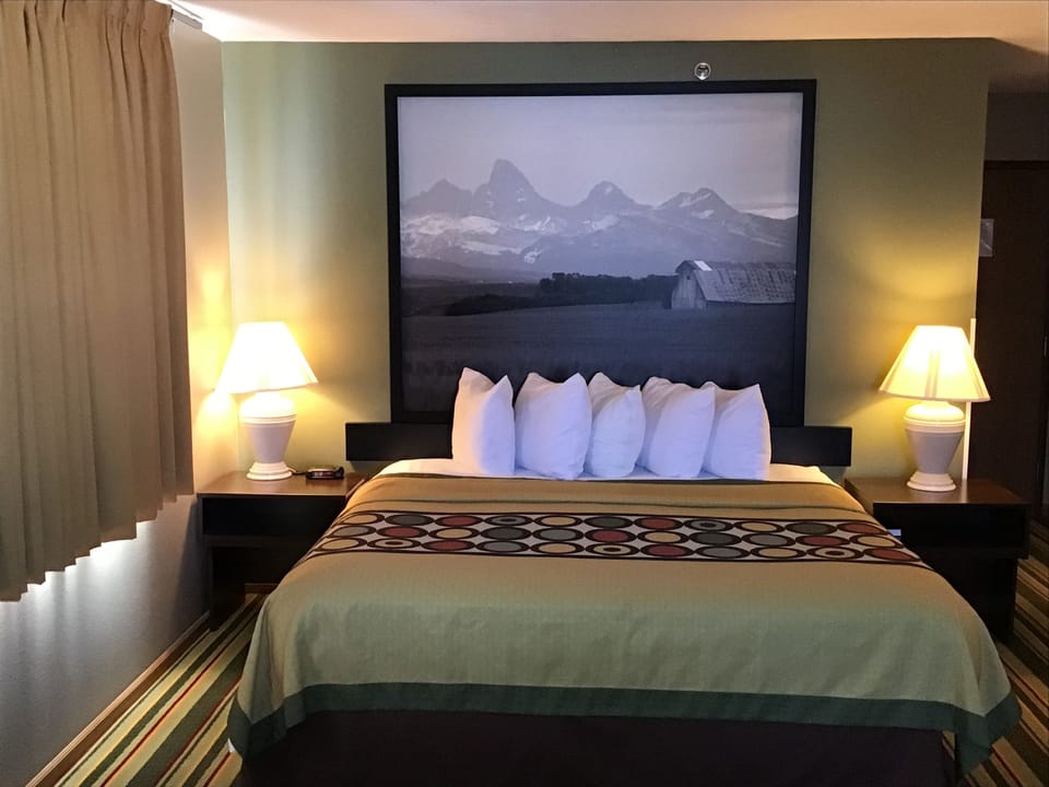 Room, 1 King Bed, Non Smoking | Desk, free cribs/infant beds, Internet, bed sheets