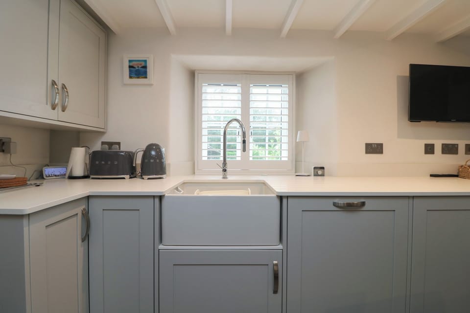 Dishwasher, electric kettle, toaster, cookware/dishes/utensils