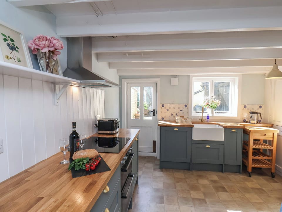 Fridge, dishwasher, cookware/dishes/utensils