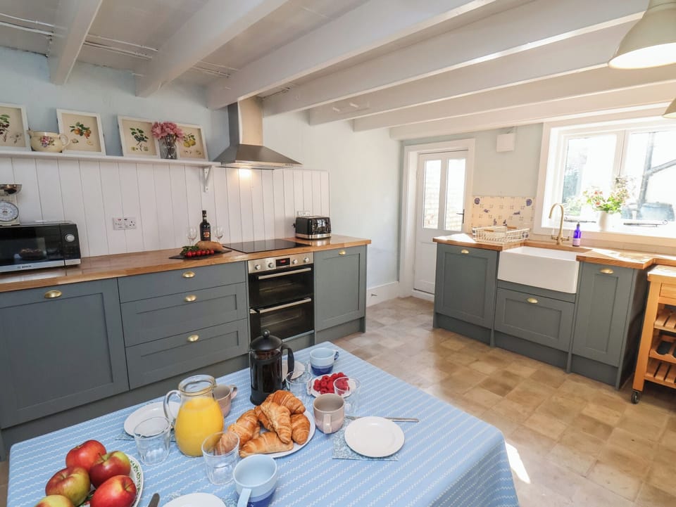 Fridge, dishwasher, cookware/dishes/utensils
