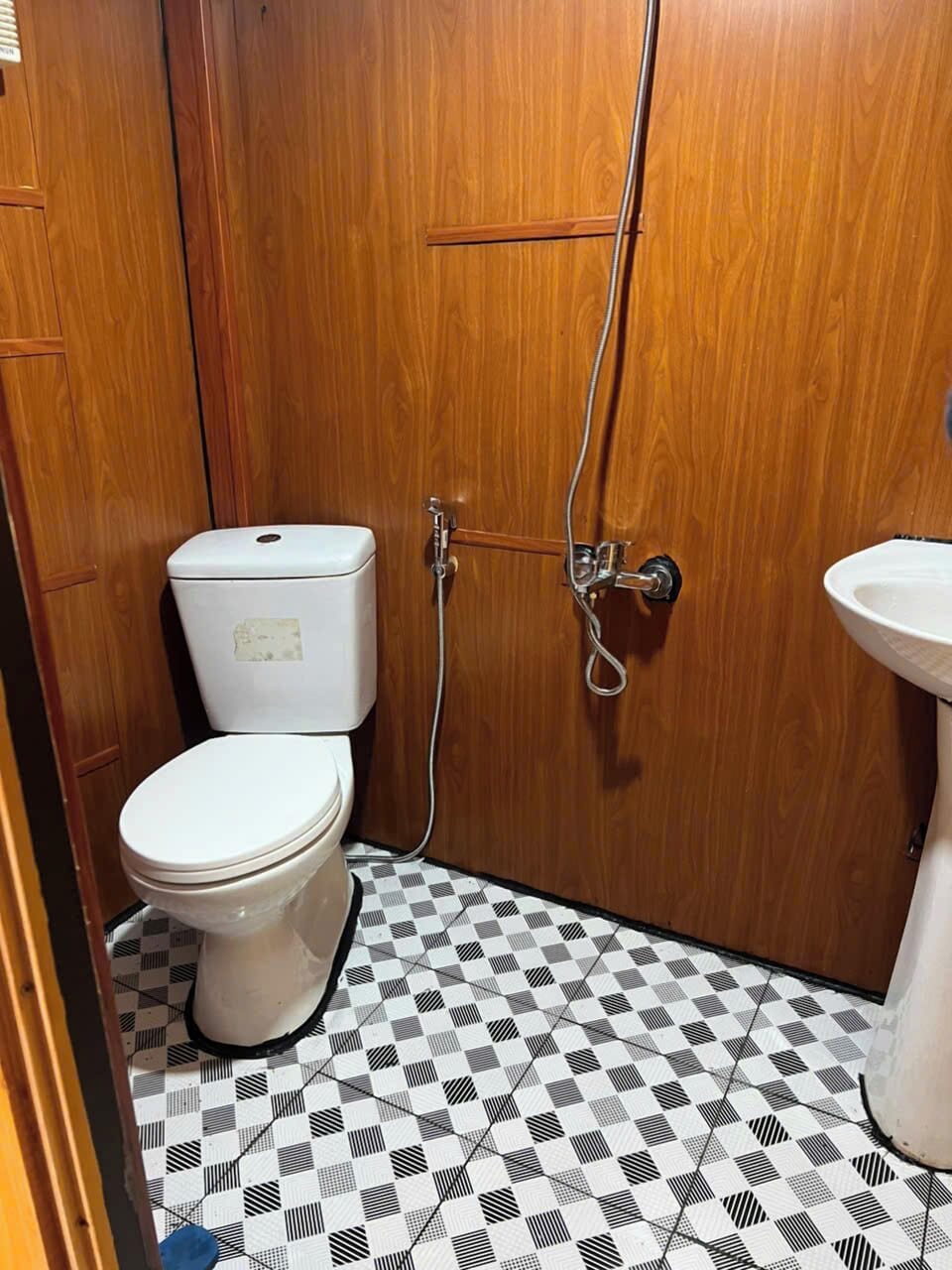 Double Room, Garden View | Bathroom | Shower, hair dryer, slippers, towels