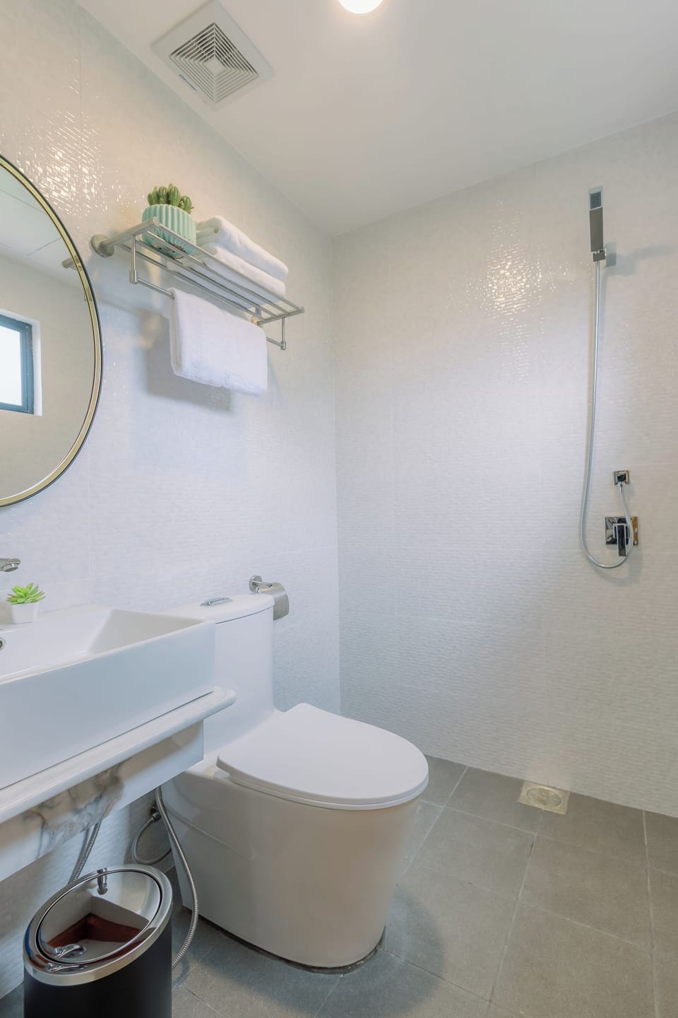 Deluxe Double Room | Bathroom | Shower, free toiletries, bidet, towels