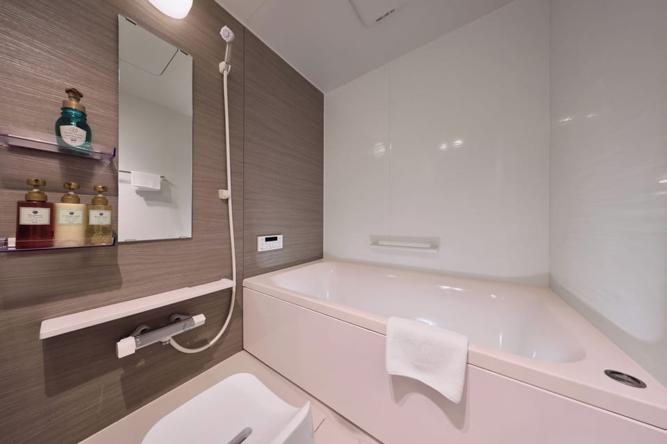 Bekkan Yamazakura | Bathroom | Hair dryer, towels, toilet paper
