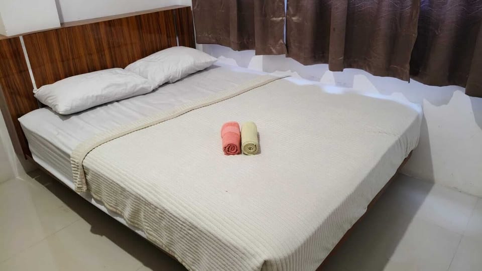 Desk, laptop workspace, WiFi (free), bed sheets