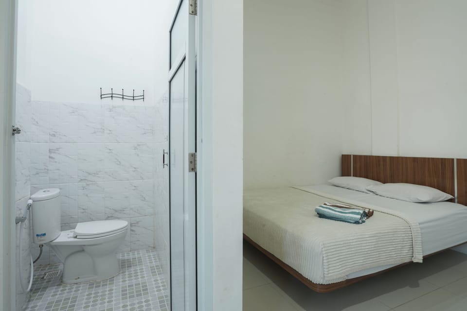 Desk, laptop workspace, WiFi (free), bed sheets