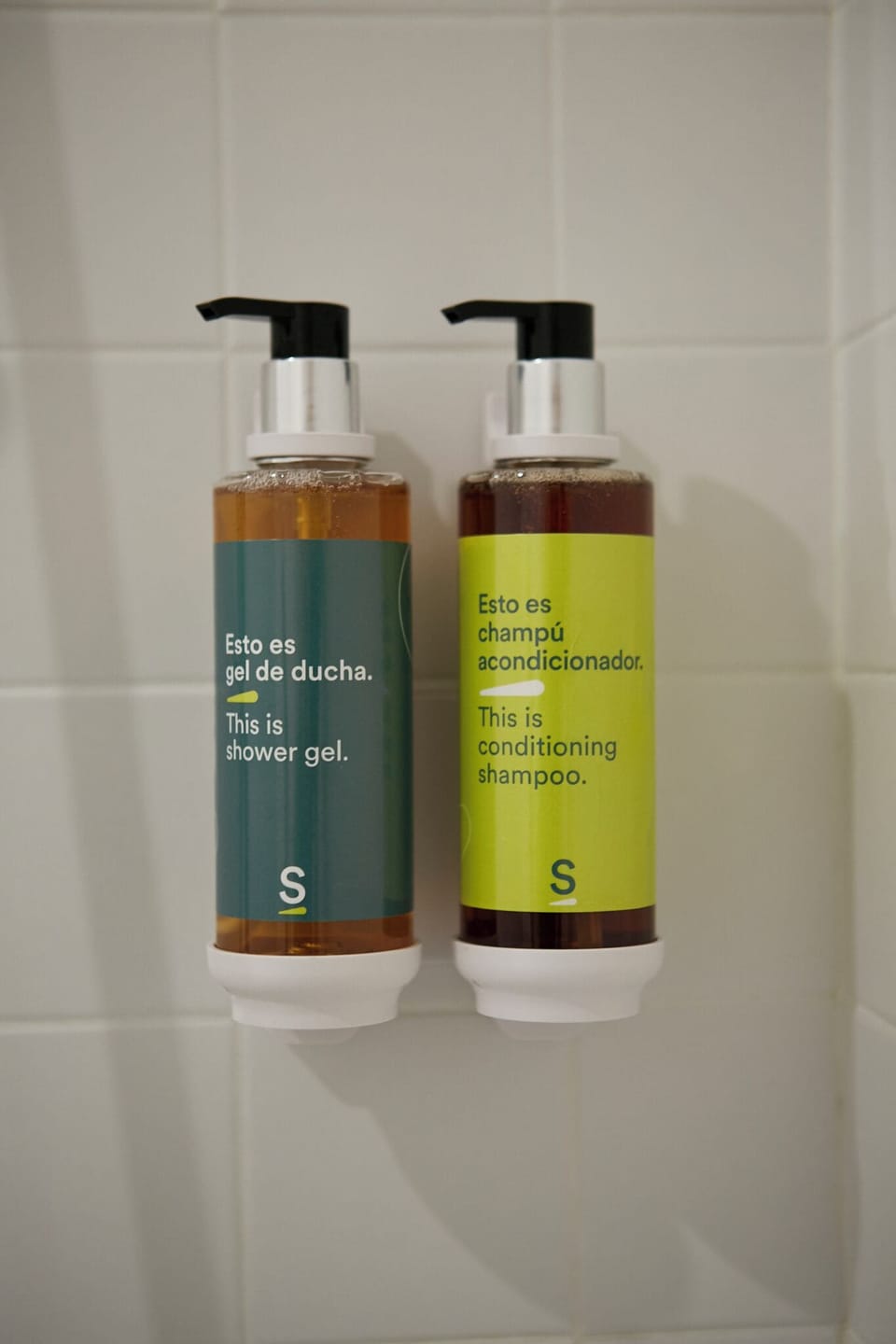 Combined shower/tub, hair dryer, towels
