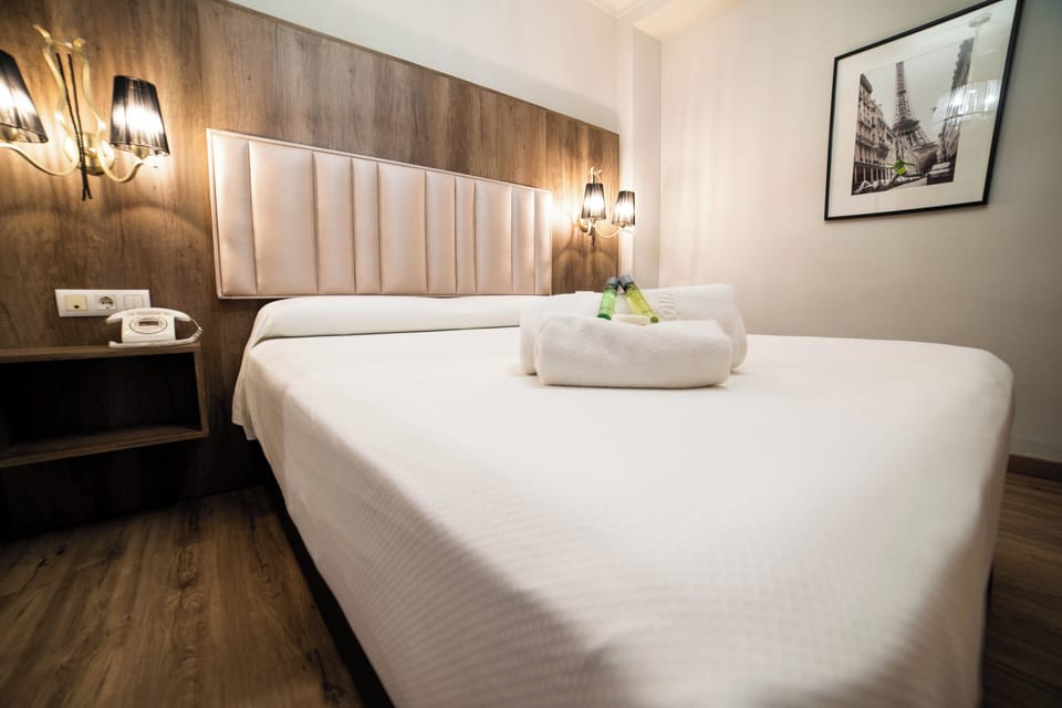 Standard Double Room | 1 bedroom, minibar, in-room safe, desk
