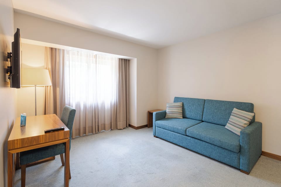 Suite | Desk, blackout drapes, free WiFi, bed sheets