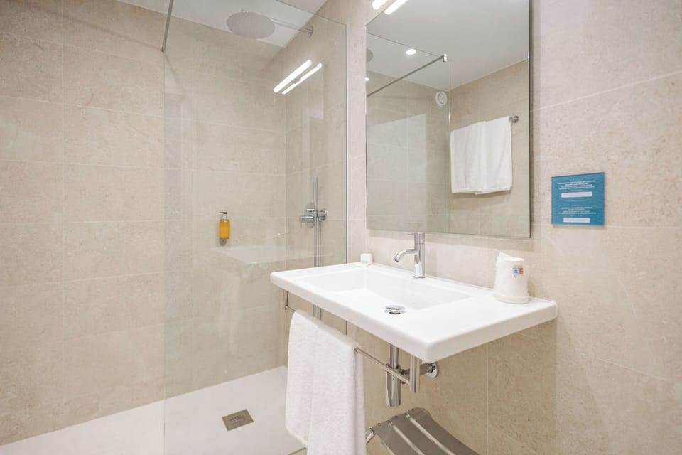 Superior Room, Terrace, City View | Bathroom | Free toiletries, hair dryer, bidet, towels