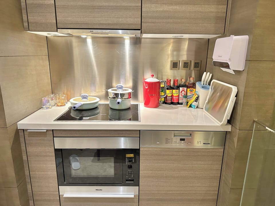 Luxury Apartment, Canal View | Private kitchen | Paper towels