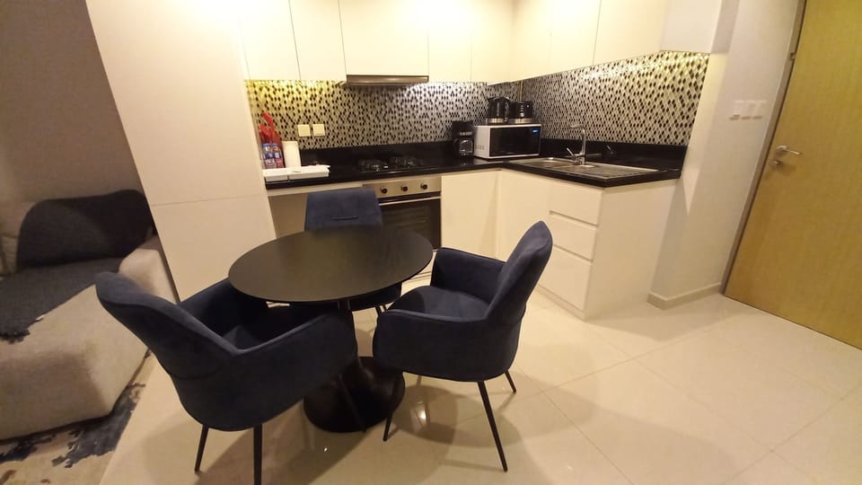 Superior Apartment, 2 Bedrooms, Bay View | Private kitchen | Electric kettle