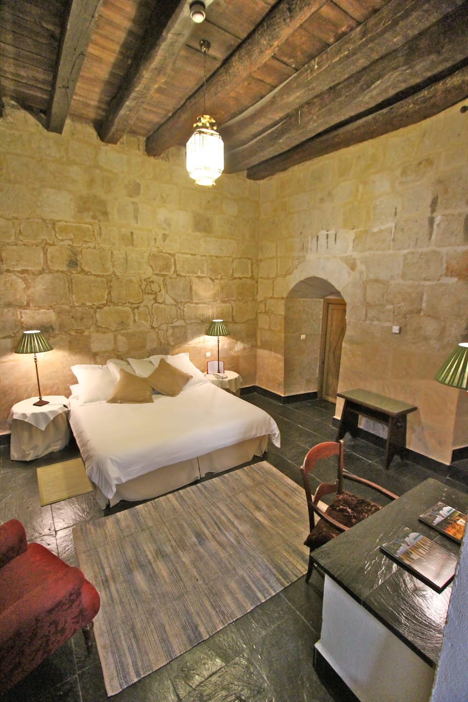 Deluxe Room | Minibar, individually decorated, desk, iron/ironing board