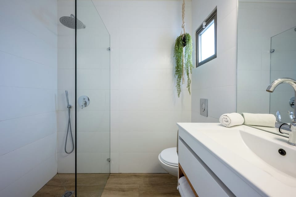 Junior Double or Twin Room, Garden View | Bathroom | Towels