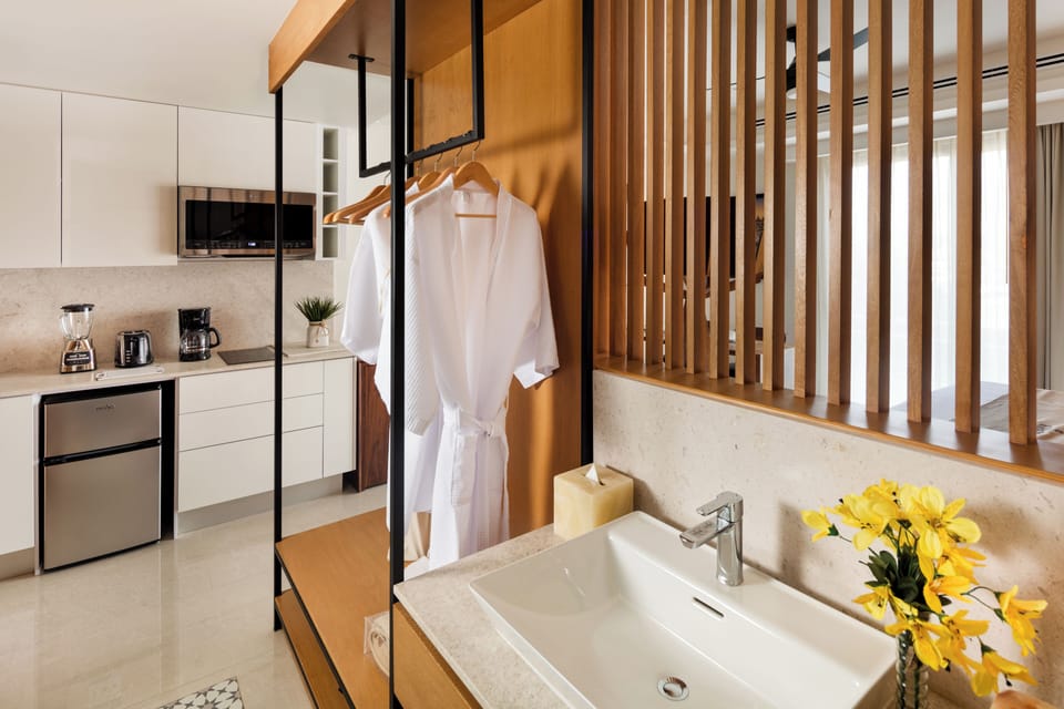 Classic Studio Suite, 1 King Bed, Kitchenette, City View | Private kitchen | Coffee/tea maker