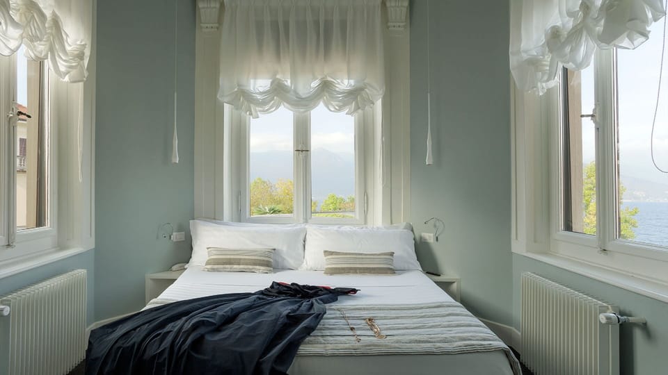 Luxury Suite, Lake View | Minibar, in-room safe, desk, soundproofing