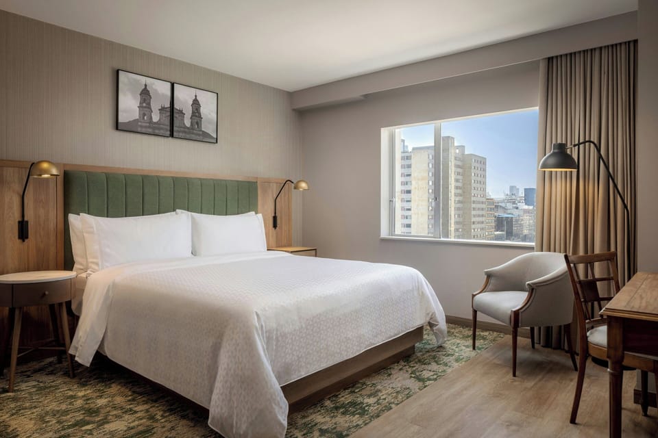 Standard Room, 1 King Bed | Minibar, blackout drapes, soundproofing, cribs (free)
