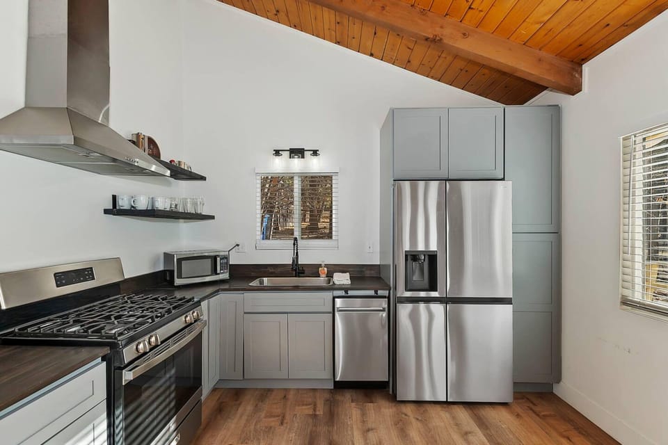 Family Cabin, 2 Bedrooms, Non Smoking, Patio | Private kitchen | Fridge, microwave, oven, stovetop