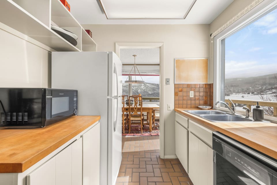 House, Balcony, Mountain View | Private kitchen