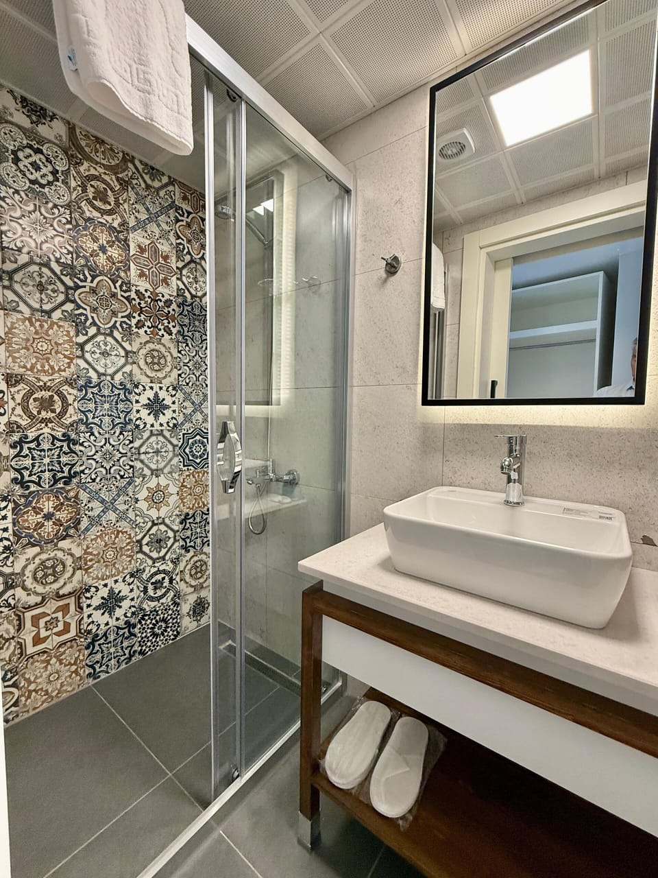 Superior Double Room | Bathroom | Shower, hair dryer, slippers, towels