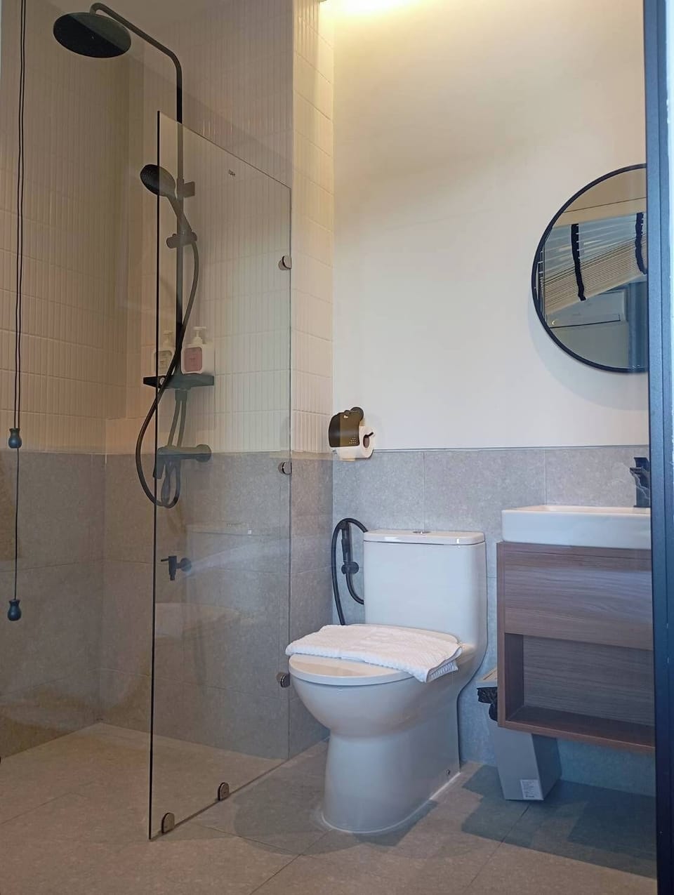 Shower, free toiletries, hair dryer, towels
