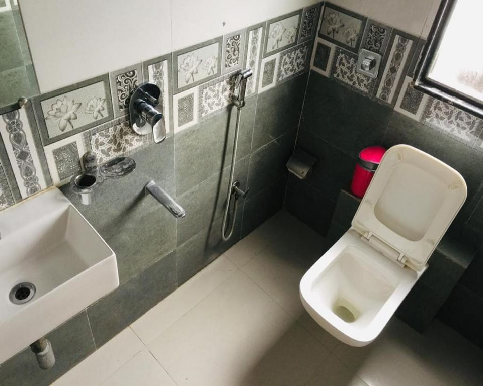 Shower, free toiletries, towels, soap