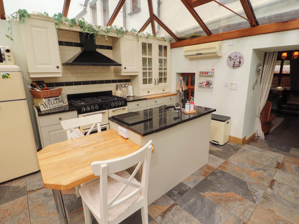 Cottage | Private kitchen | Fridge, microwave, dishwasher, toaster