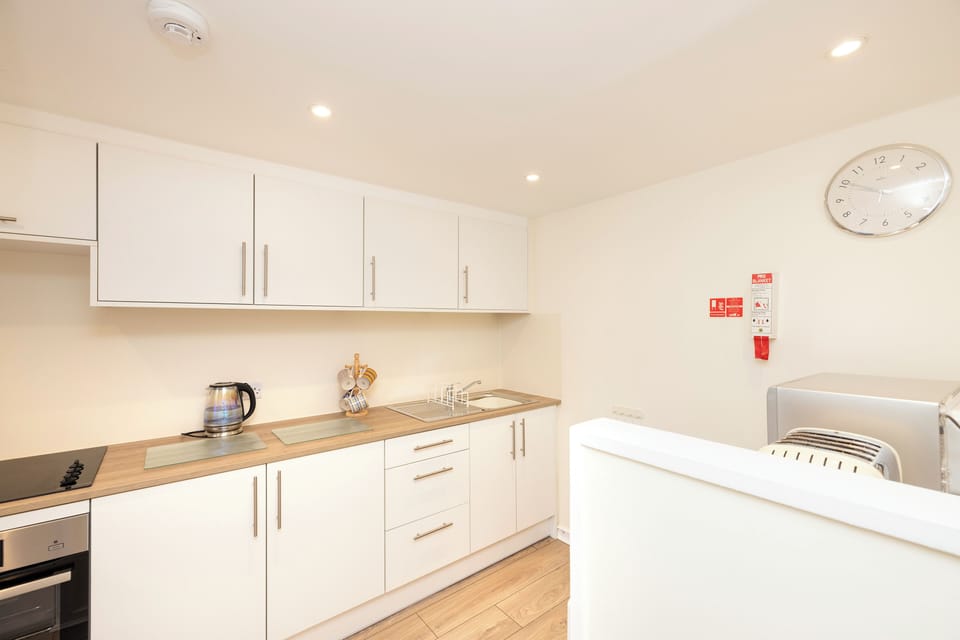 Apartment | Private kitchen | Electric kettle, toaster