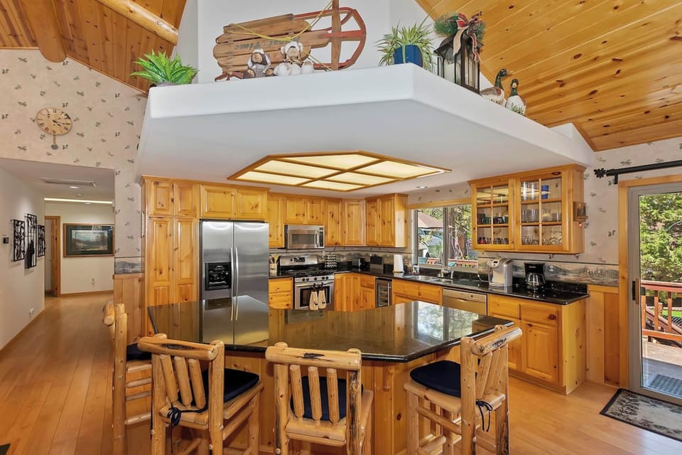Signature Cabin, 3 Bedrooms, Fireplace, Mountain View | In-room dining