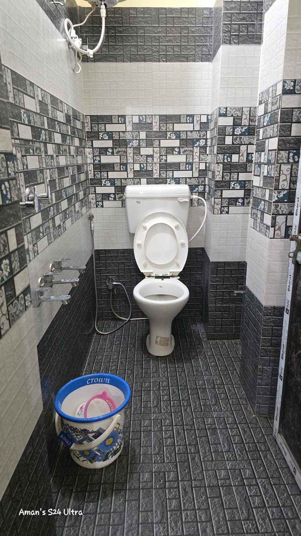 Combined shower/tub, free toiletries, slippers, towels