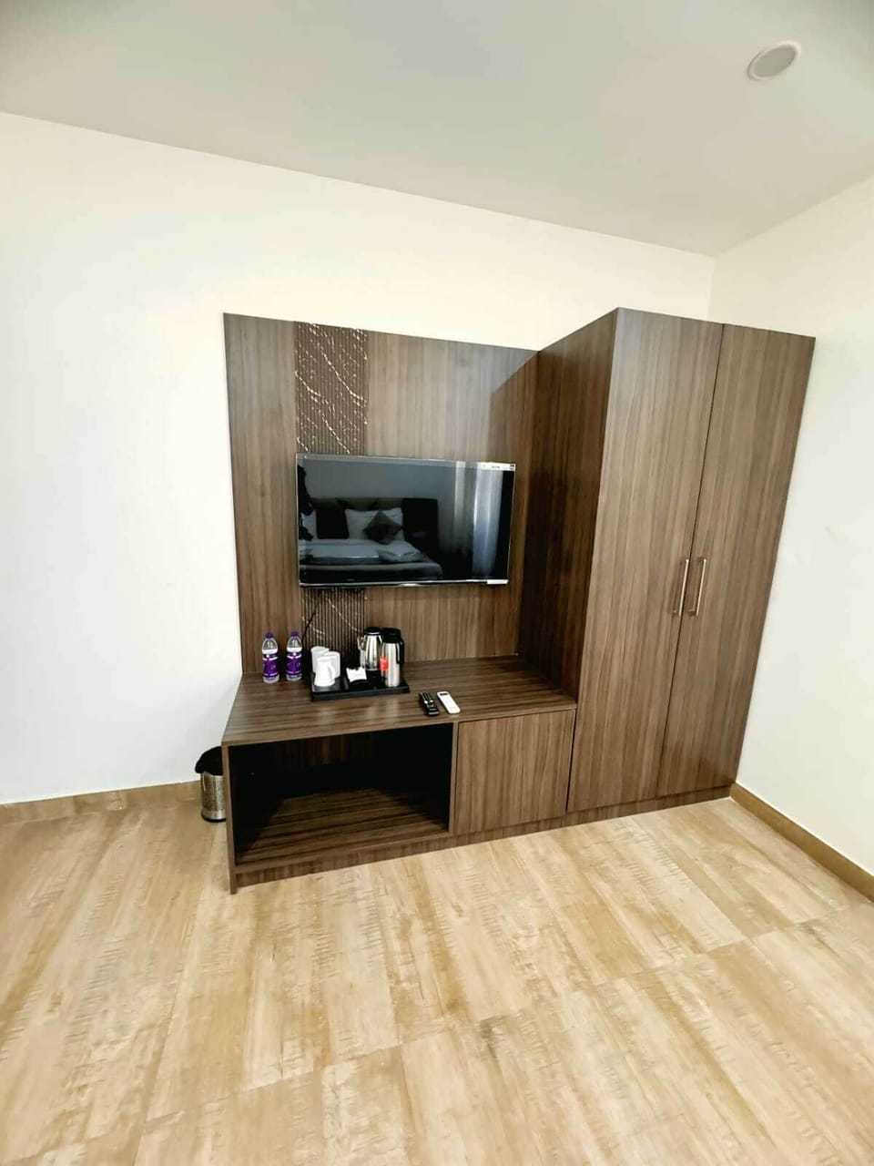 Deluxe Single Room | Wardrobe