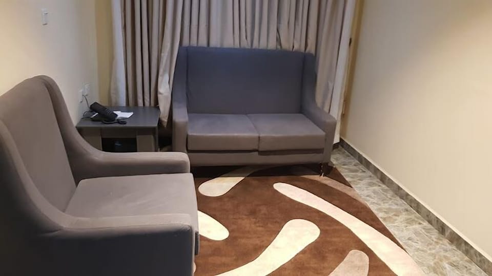 Economy Room, Balcony, City View | Living area