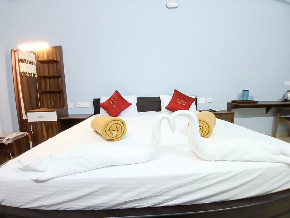 Deluxe Room, City View | Desk, free WiFi
