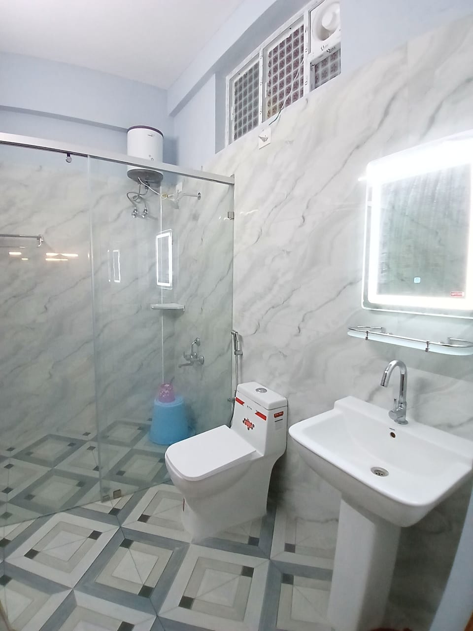 Deluxe Room, City View | Bathroom | Shower, towels, soap, shampoo